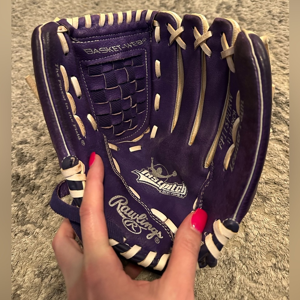 Rawlings 11.5” girls’ fastpitch softball glove
